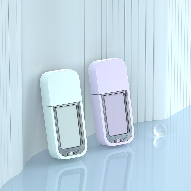 空の透明なリップグロス チューブ